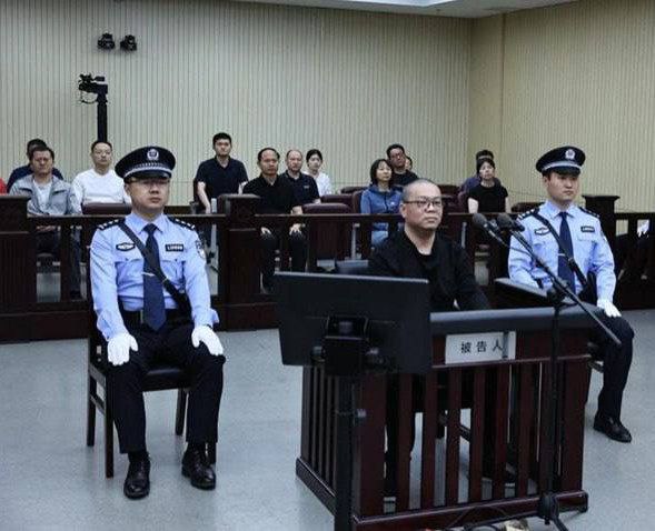 Çin'de kamuya ait varlık yönetim şirketi China Huarong'un eski genel müdürü Bai Tienhui, 151 milyon dolar rüşvet aldığı iddiasıyla yargılandığı davada idam cezasına çarptırıldı
Adamlarda ki yargıya bak Adalete bak
Yani diyorlar ki herkes haddini hududu bilecek