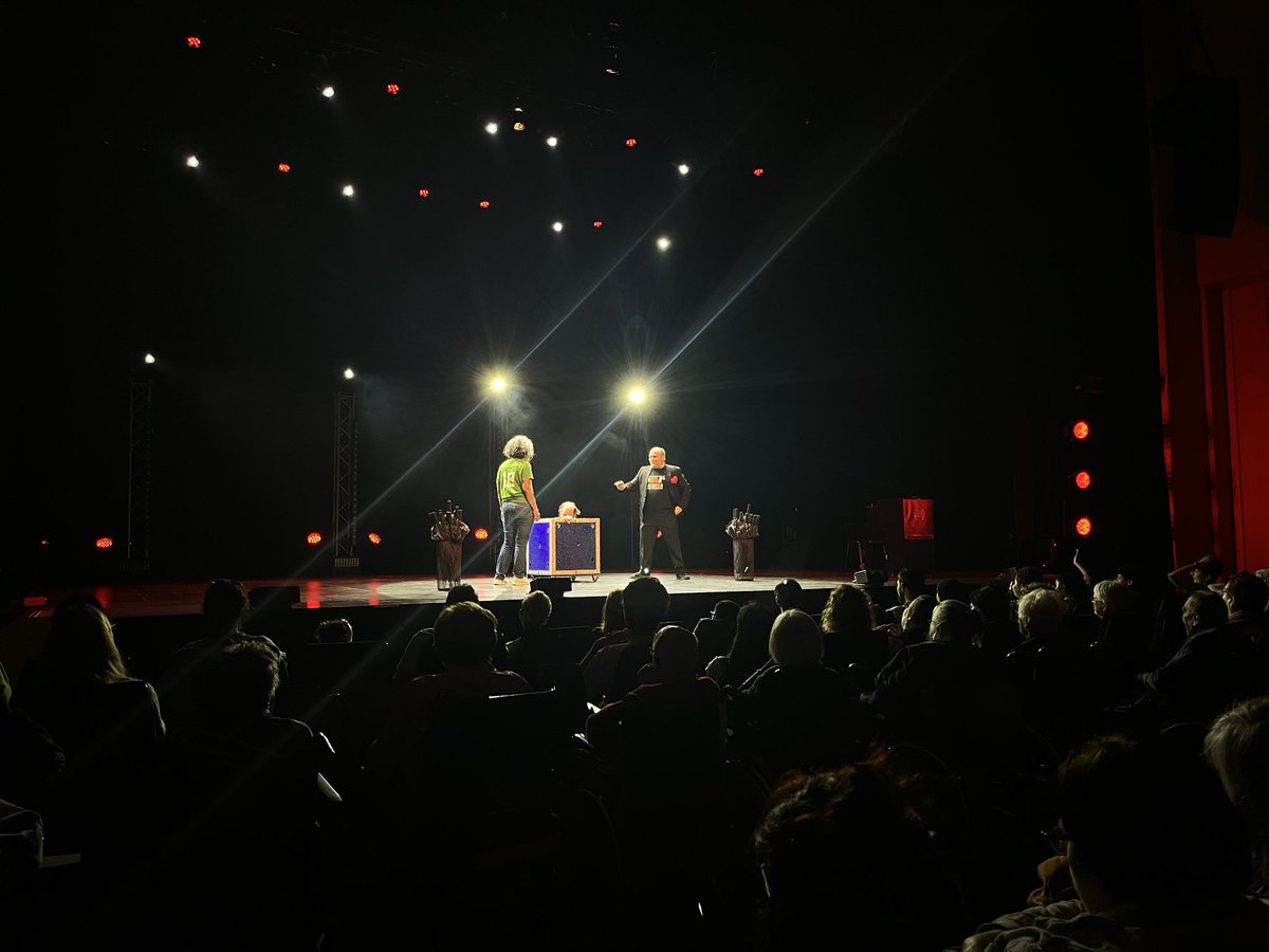 fimagmagia's tweet photo. ✨ Gràcies a la col·laboració de la @fundabracadabra, aquest matí hem viscut la Gala Solidària de #FIMAG 2024 per apropar la màgia a tots els col·lectius en risc d’exclusió social, en un espai tan especial com l’Auditori Teatre @EspaiTer.
🌟 David el Mag, Oscar de la Torre i Simplemente Pepe, han estat els encarregats de fer passar un matí màgic i molt divertit als més de 450 assistents vinguts de centres d'arreu de la comarca!
⭐️La novetat d'enguany és que la Gala Solidària s'ha obert a més públic, a través de la col·laboració amb la plataforma @apropacultura.