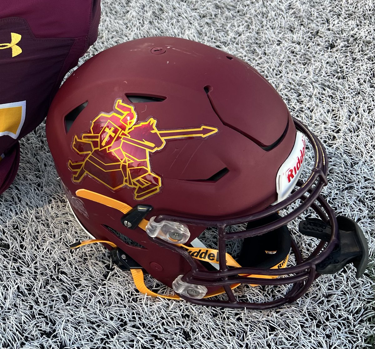 🌵 #AZHelmetChallenge 2nd Round 🌵

Highland Prep Honeybadgers <a href="/hprepaz/">Highland Prep</a> 
(Honeybadger)

vs

Salpointe Catholic Lancers <a href="/SCLancerNation/">Salpointe Football</a> 
(Lancer)

#repAZ
