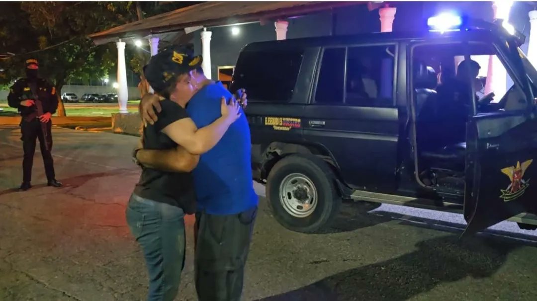 En horas de la madrugada, el GAES Zulia, rescató a una ciudadana quien había sido secuestrada el pasado 26 de Mayo de 2023, frustrando el pago solicitado por los captores delincuentes integrantes del GEDO Huérfano Masacre. ¡Seguimos Avanzando!