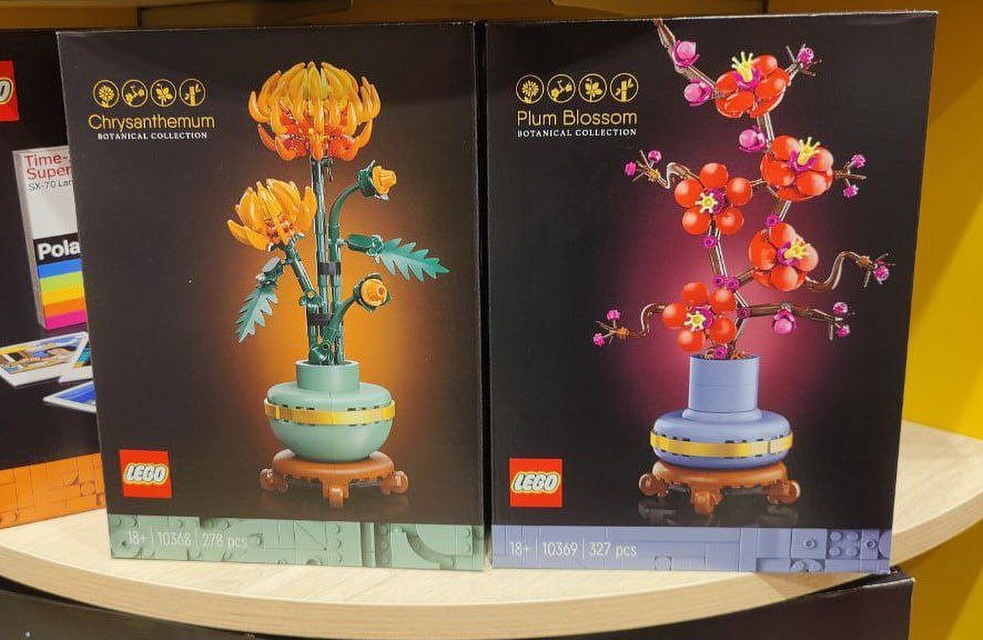 First look at 2 new LEGO Botanical Collection sets! Release: August 1st Price: $29.99 each #legonews #legoleaks #lego #flowers