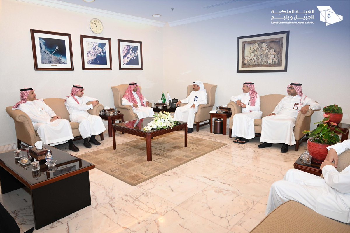 استقبل الرئيس التنفيذي
م. محمود الذيب <a href="/_maltheeb/">محمود بن صالح الذيب Mahmoud Al-Theeb</a> 
المدير الإقليمي لبنك البلاد بالمنطقة الشرقية
<a href="/BankAlbilad/">بنك البلاد | Bank Albilad</a> أ. تركي السريحي والوفد المرافق له، جرى خلال اللقاء بحث أوجه التعاون المشترك بين الجانبين.