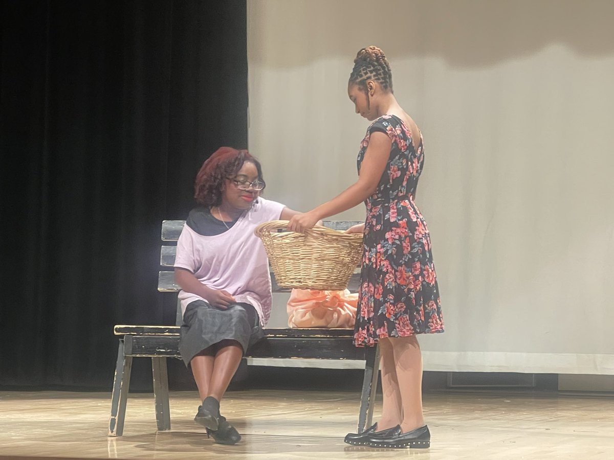 HMS_PGCPS's tweet image. A huge shout out to our CPA Theater students for this production of “Annie” yesterday evening!  @bkbornjabredap #phenomenal #thesuncameout #hardknocklife