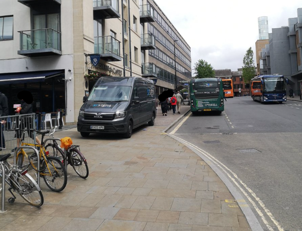 BadlyParkedOx's tweet photo. SR Signs "of experience".
Experience of what!?
#antisocialparking
#antisocialdriving
#drivingtestfail
The Swan & Castle Wetherspoons https://t.co/mVHBM9i7Ra