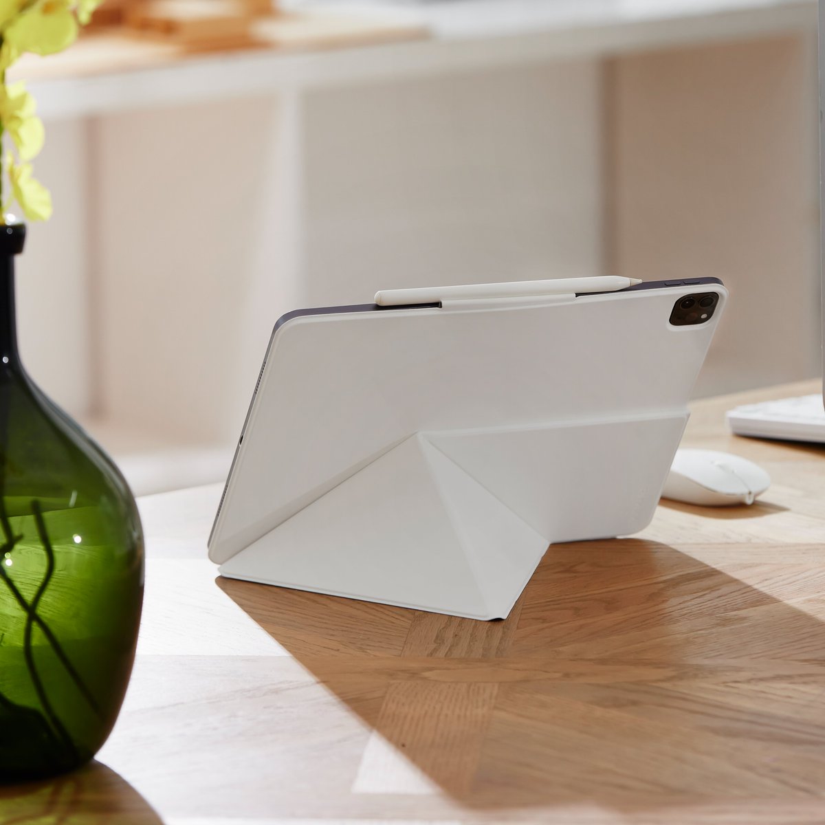 PitakaGallery's tweet photo. You can always trust the stability of the triangle structure. 😉 

#ipadcase #iPadAir #ipadpro #AppleiPadPRO #pitaka #foliocase #iPadProM4  #ootdfashion https://t.co/SyyqQgwpIM