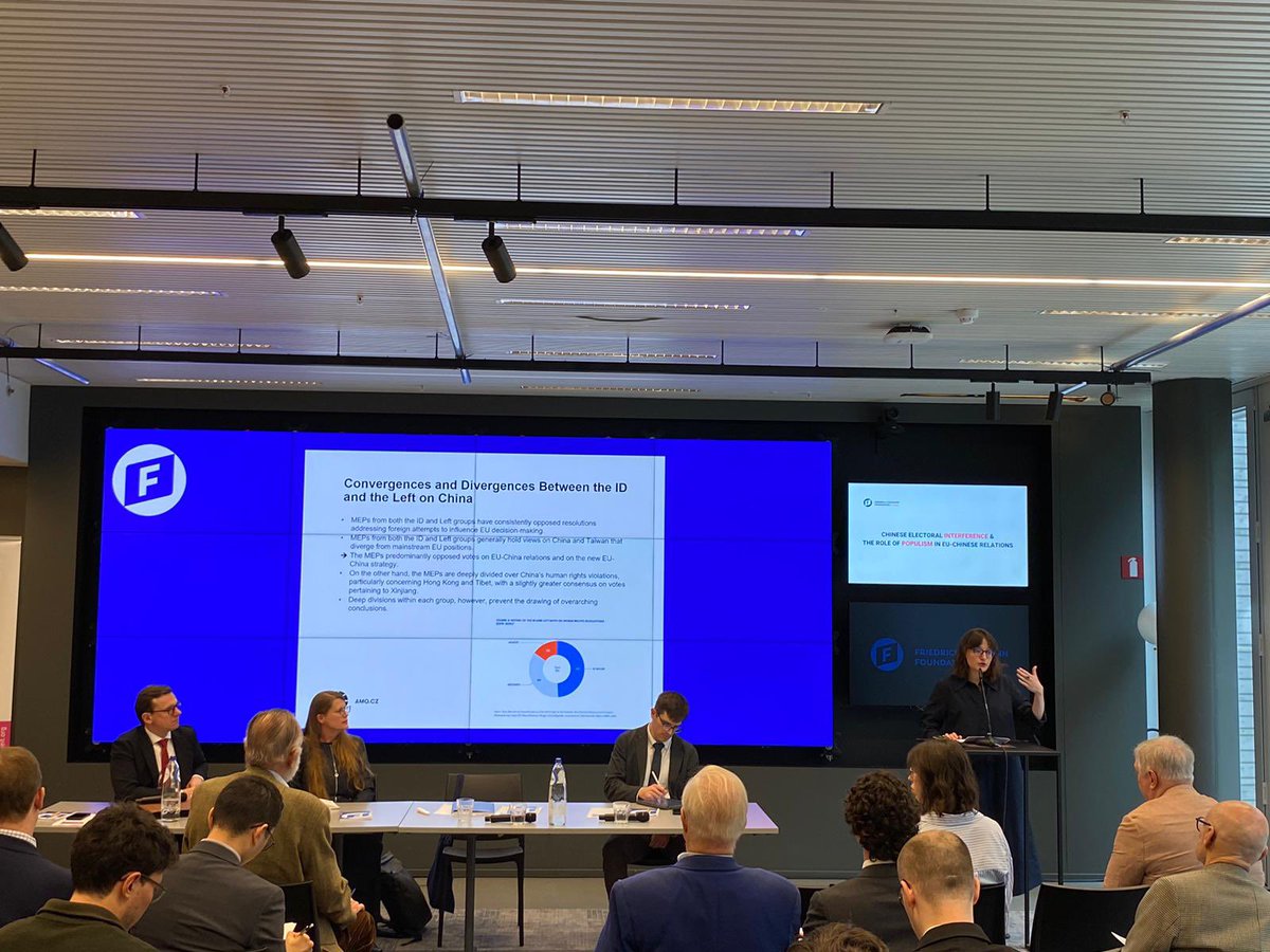 Today, CHOICE analysts @ivana_karaskova and @KaraNemeckova are presenting their new @AMO_cz study at a conference hosted by @fnfeurope in Brussels. The report analyzes far right- and far left- wing European political parties’ positions on China.