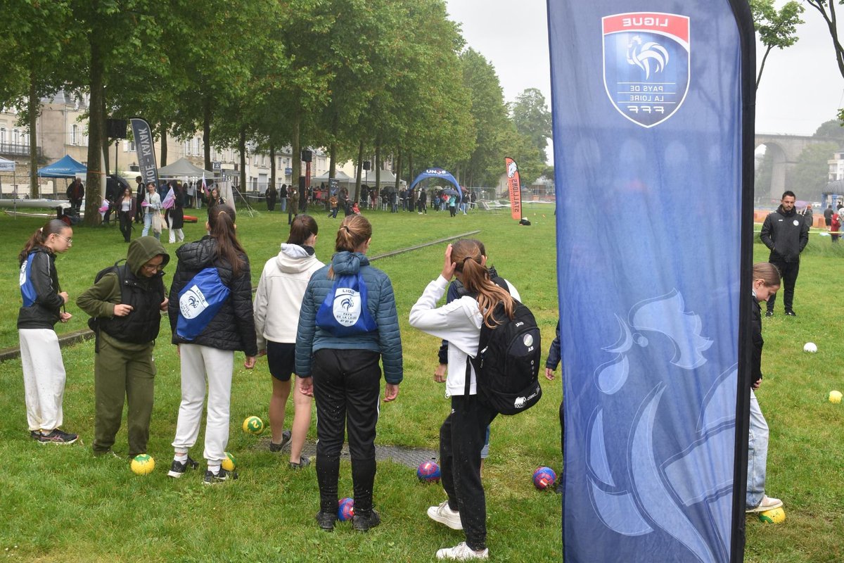 LigueFootLFPL's tweet photo. [Passage de Flamme Olympique]

🔥 Si le temps n’était pas de la partie, les Mayennais étaient eux au rendez-vous de cette journée historique ce mercredi à @Laval_la_Ville avec nos animations #futnet #foot5 #PEF et #footpetanque ⚽️📸➡️ https://t.co/q2gmLE3acV https://t.co/olKX978GrC