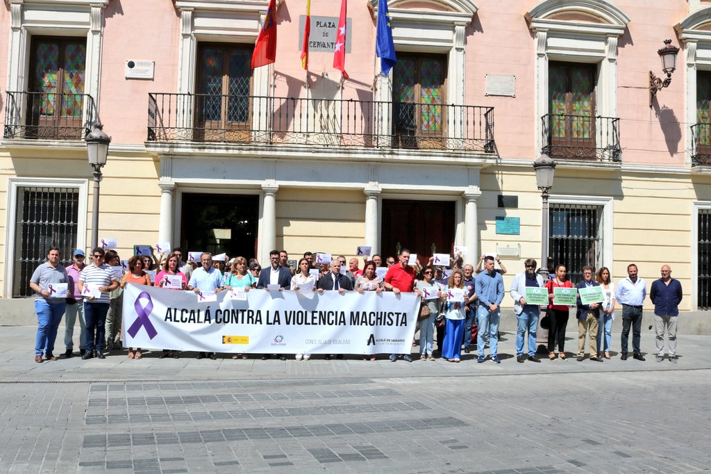 IGUALDAD |
🟣 A las puertas del Ayuntamiento y como cada último jueves de mes, se ha celebrado el minuto de silencio para homenajear a las mujeres víctimas de la violencia machista. 

#AlcalaDeHenares #AlcaláContralaViolenciaMachista