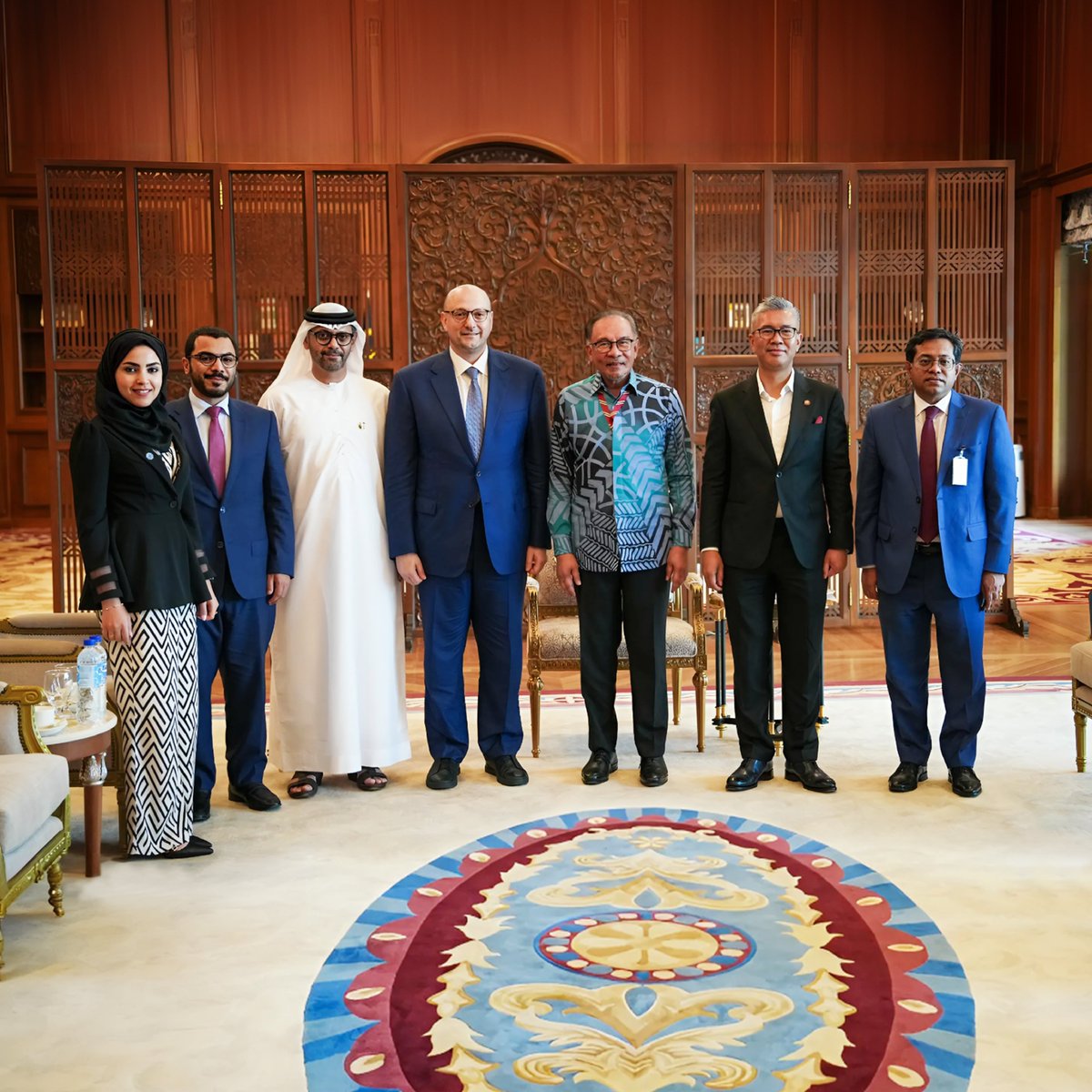 Masdar's tweet photo. #Malaysia's Prime Minister, HE @AnwarIbrahim, welcomed our CEO, Mohamed Jameel Al Ramahi and a delegation accompanied by #UAE Ambassador to #Malaysia, Mubarak Saeed Ahmed Burshaid Al Dhaheri. They discussed the progress on #CleanEnergy investment proposals in collaboration with local businesses across several states over the next decade.

HE Anwar emphasized the significance of these strategic partnerships and investments, aligning with #Malaysia’s National Energy Transition Roadmap goals to advance the country’s energy infrastructure.

This follows our agreement signed with the Malaysian Investment Development Authority (@OfficialMIDA) to invest US$8 billion for up to 10GW of #RenewableEnergy projects in a strategic partnership that will significantly contribute to #Malaysia's sustainable energy transformation.

#Masdar is proud to play our part in helping #Malaysia achieve its ambitious target of 70% #RenewableEnergy installed capacity and #NetZero emissions by 2050.

#Masdar #PioneeringEnergy #Parternships #Malaysia #UAE #EnergyTransition #StrategicPartnerships

@tzafrul_aziz