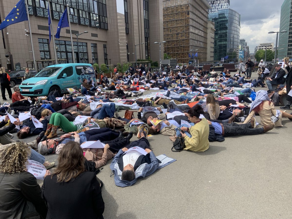 Lemapal's tweet photo. Today, EU civil servants staged a “die-in” protest outside the European Commission ahead of the FAC Trade meeting, demanding urgent action to prevent genocide. “Inaction is complicity. Act now to save lives.” https://t.co/5KWarCChDQ