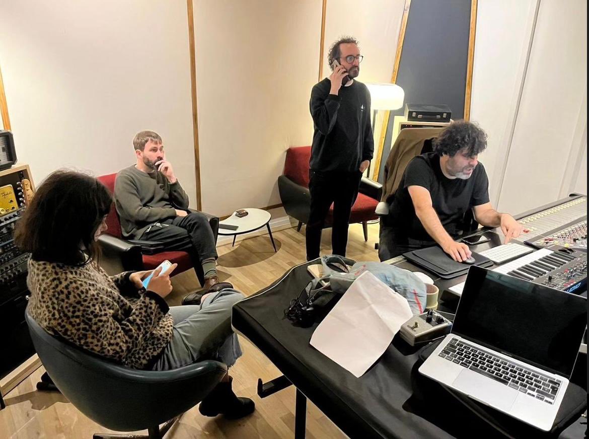 Mujeres fueron, son, y serán unos de los grandes favoritos de esta casa, y siempre emociona de más sacar algo nuevo de ellos 🥹

Hoy volvemos con “Un final ideal”, una especie de Mujeres goes disco de la mano de otros favoritismos, <a href="/SVPER_SVPER/">SVPER</a> ✨

Aquí👇

virgin.lnk.to/Mujeres-ufi