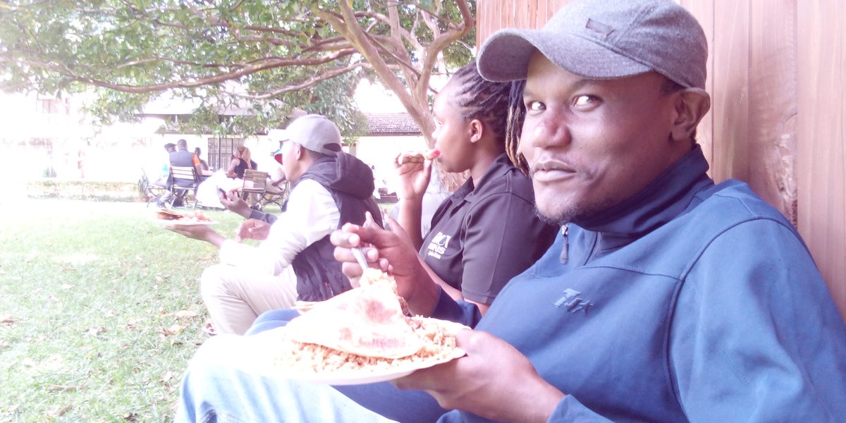 JoylizzaMwangi's tweet photo. Wenye viti... (Lunch break!)
#BuiltWithAT
#WeLoveNerds https://t.co/azEhkyrCWK