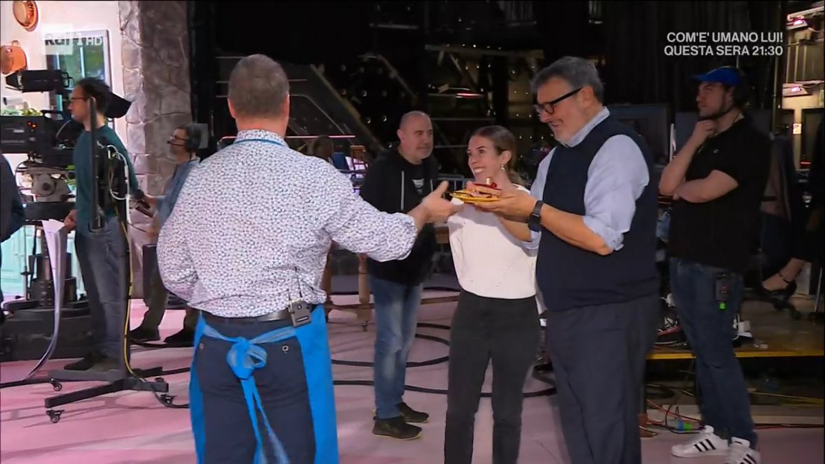 Sal De Riso ha preparato torte per tutto l'anno e per la penultima puntata della stagione le distribuisce nel dietro le quinte di #Esempremezzogiorno, in cui oggi c'è anche il Direttore Intrattenimento Daytime Mellone...