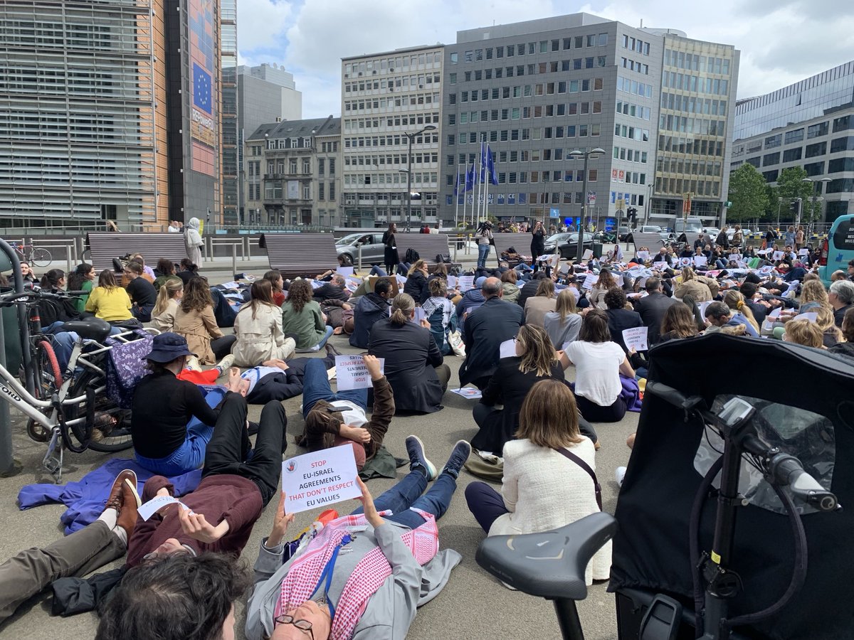 lisaocarroll's tweet photo. NOW: Eu workers in silent protest in Brussels outside EU commission and EU council building https://t.co/urztNqvSKX