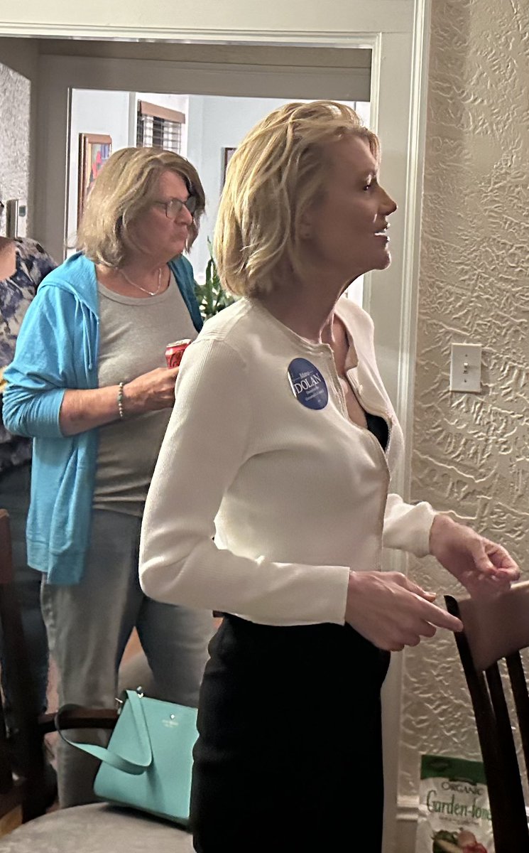 CouncillorDolan's tweet image. The more people know what a difference a Governor’s Councillor can make, the more they want to vote for change. Great time at @ProgressiveNewt with  @NathanPersampi3, @BillHumphreyMA, @JonathanCohn, @HollyRyanMA and everyone! #mapoli