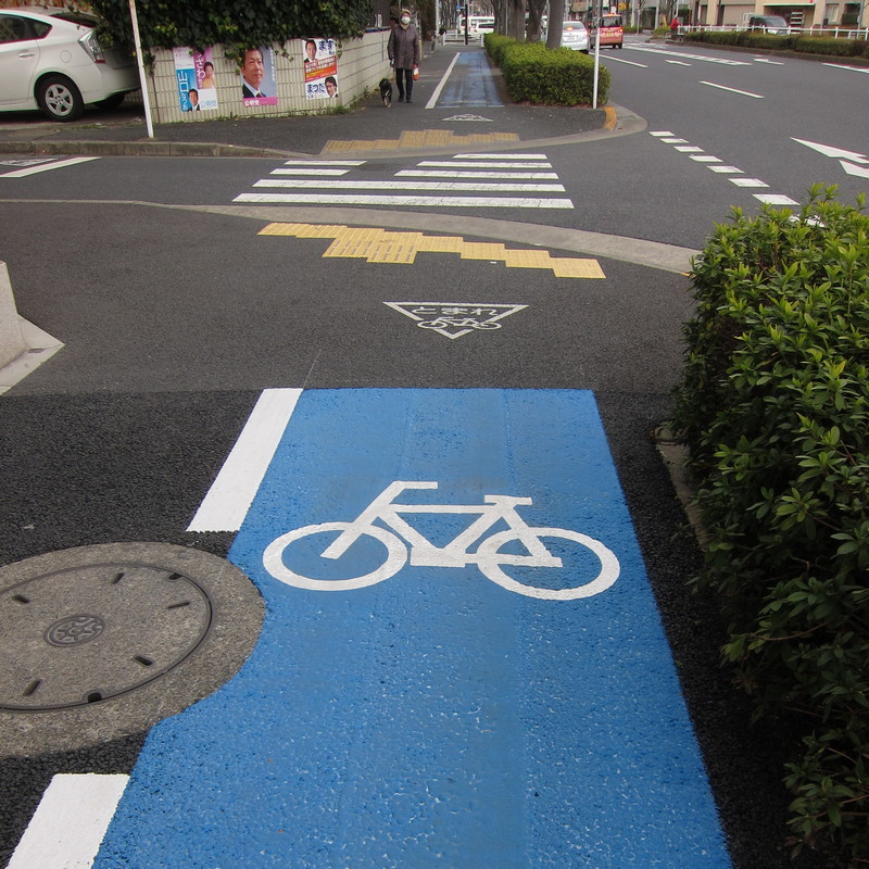 歩道上のこのブルーのペイントは何のためにあるのですか？ 
自転車専用レーンですか。単に自転車は車道側を走れというだけの印ですか。歩行者はここを歩いてはいけないのですか。紛らわしくないですか。誤解を与えないですか。そもそもこんなブルーペイントが必要ですか。消すべきではないですか。