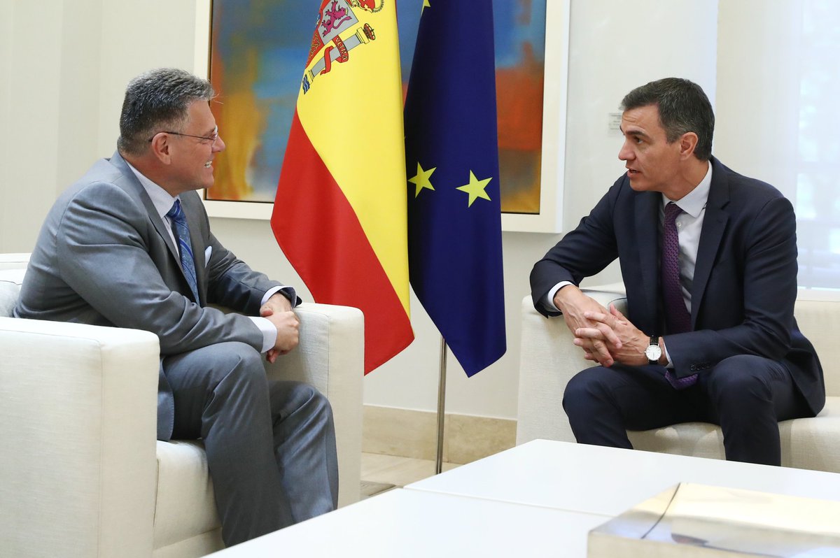 sanchezcastejon's tweet photo. Acabo de mantener una reunión con el vicepresidente de la Comisión Europea @MarosSefcovic, con quien he conversado sobre el futuro de la Unión y el papel que la agenda verde, la justicia social y la prospectiva estratégica deben tener en él.

Trabajamos por una UE que mire adelante y convierta los desafíos en oportunidades.