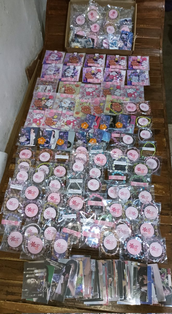 _lusij's tweet photo. Freebies for HEREH WORLD TOUR ALL DONE!

Nailagay ko na lahat sa bag, nasa 120 up yan ah. Ubusin nyo! Pag to di naubos iiyak ako😾

#아이유 #IU
#HEREH #HEREH_WORLD_TOUR_IN_MANILA #IUinMANILA https://t.co/hZlN0EQGsP
