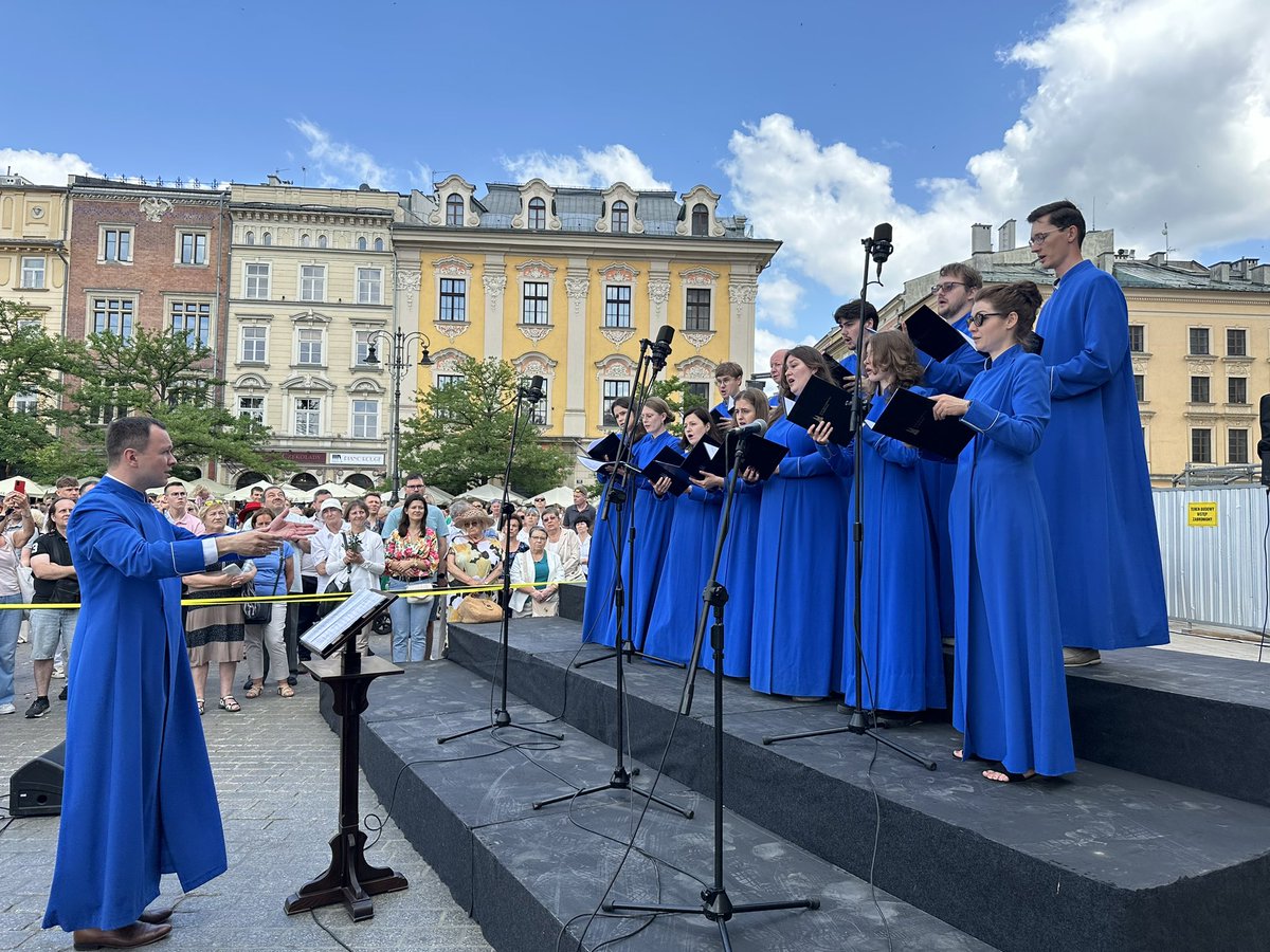 Procesje dzisiaj będą obecne w miastach, miasteczkach, na wsiach i wszędzie tam, gdzie ludzie będą publicznie wyznawać realną obecność Chrystusa pod postaciami eucharystycznymi Ciała i Krwi Pańskiej - mówił abp Marek Jędraszewski podczas procesji #BozeCiało