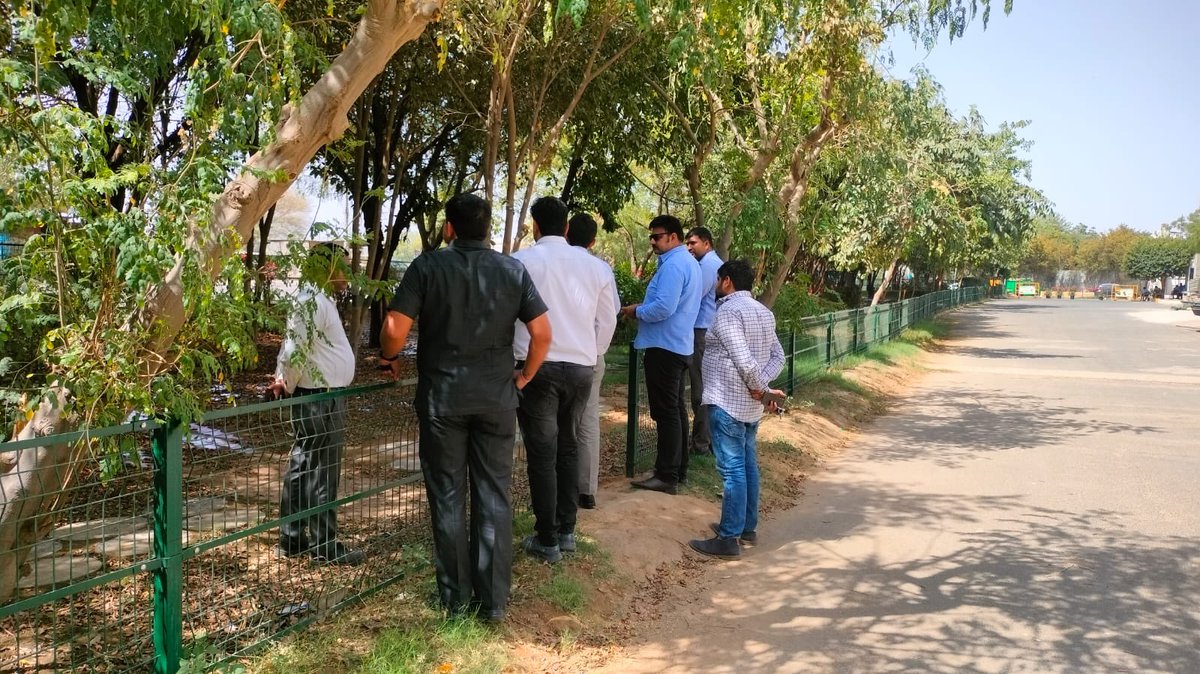 Praveenmalik86's tweet photo. XEN @OfficialGMDA visited to see the concept adopted by us converting STP Treated water to #Artificial_Rain to water the plants &amp; trees in Green Belt,this also reduces the #Heating_Island_effect by reducing the temp. By 3-5 degrees &amp; helps in controlling the pollution
@MCManesar https://t.co/WKdznYYNun