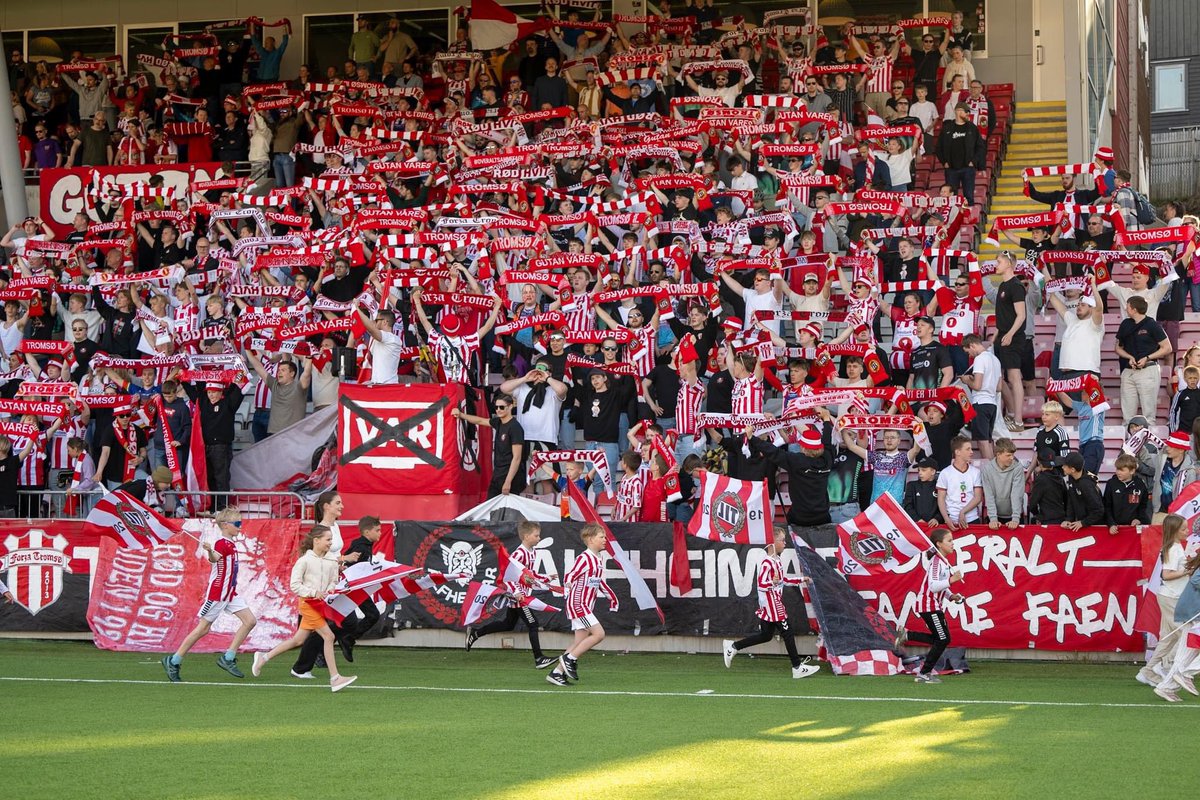 Nok e nok‼️

Hver gang Gutan score så filmes feltet til venstre. 10 stk og 1 flagg, mens feltet til høyre der 800 stk står filmes aldri. Det finnes ingen forklaring eller unnskyldning. Må det flere kamera til? Fiks det.

Det her forvente vi dokker fikse asap, <a href="/tv2sport/">TV 2 Sport</a> !