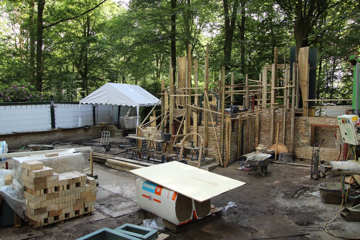 KAATSHEUVEL - Eén van de oudste sprookjes in de Efteling is weg. Het snoephuisje van Hans en Grietje, dat stamde uit 1955, werd dit voorjaar gesloopt. Het door Anton Pieck ontworpen sprookje in het Sprookjesbos wordt echter volledig herbouwd en kost 8 ton.

Foto: @cindy_ve