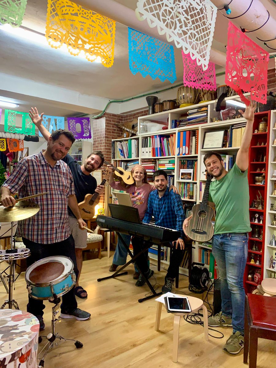 Servei Educatiu Horta-Guinardó (@sehortaguinardo) on Twitter photo L'equipàs d'Ukelelé Ukelelà!, a punt per conduir la nostra primera UKETROBADA ESCOLAR🎼
Demà <a href="/casal_acff/">casalfontdenfargues</a> ho petem💥 L'equipàs d'Ukelelé Ukelelà!, a punt per conduir la nostra primera UKETROBADA ESCOLAR🎼
Demà <a href="/casal_acff/">casalfontdenfargues</a> ho petem💥