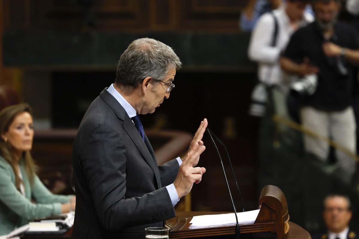 Hoy @NunezFeijoo ha defendido la dignidad de todos los españoles, ante el mayor ataque a nuestra democracia. “Sánchez, si tan buena es la Ley de Amnistía ¿Por qué no la incluye en su programa electoral? ¿Por qué no deja que lo decidan los españoles?” #EleccionesYA