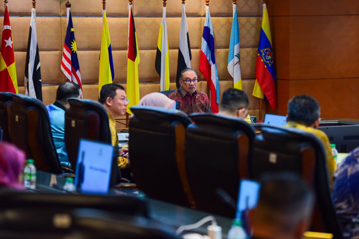 Saya telah mempengerusikan Mesyuarat MySPC Kali Ke-7, Bilangan 1 Tahun 2024 yang telah membincangkan mengenai strategi pengukuhan program insurans sosial sebagai persediaan negara menghadapi risiko negara tua. Menjelang tahun 2030, Malaysia bakal menuju ke arah negara tua dan