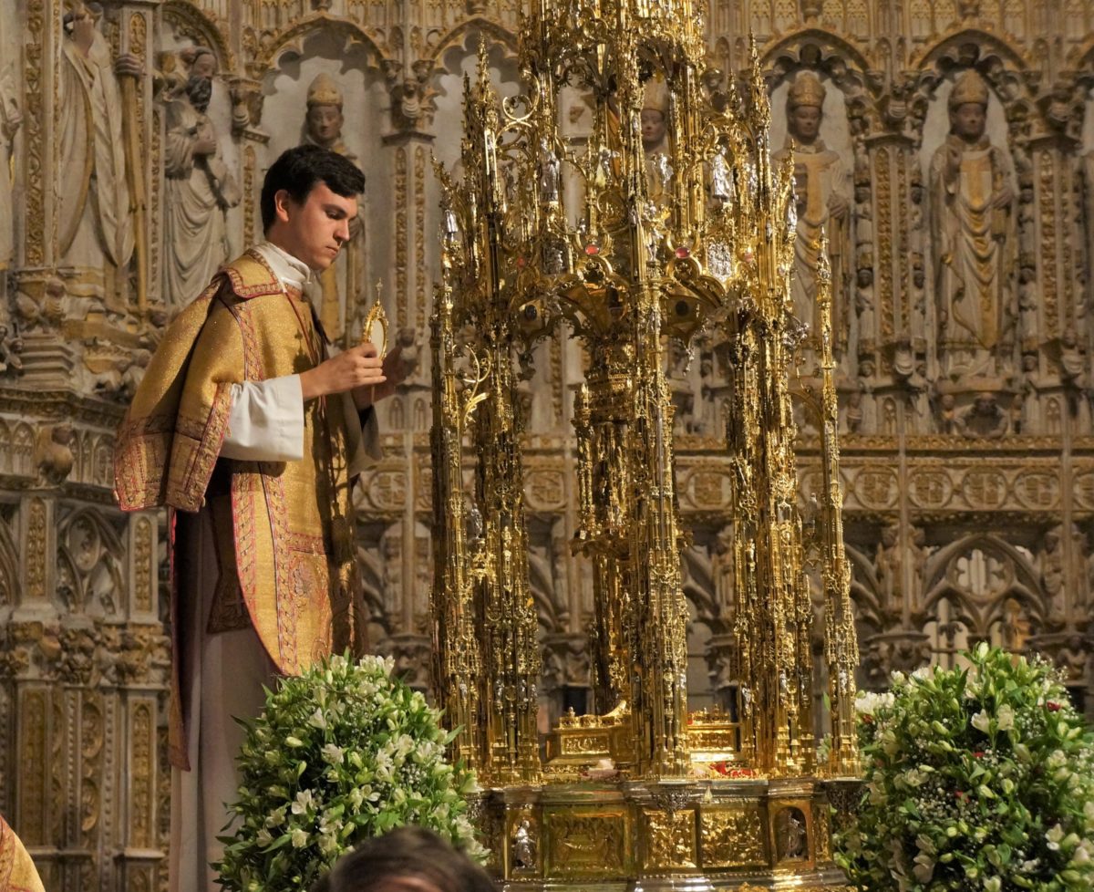 llenadabarreira's tweet photo. 4/10
La custodia es la pieza donde se deposita la #SagradaForma para mostrarla a los #fieles, una suerte de #relicario donde admirar la hostia convertida en “Carne de Cristo” tras la invocatio del sacerdote. Y este receptáculo también se le denomina #Ostensorio u #Hostiario. https://t.co/pRQAaSPswD