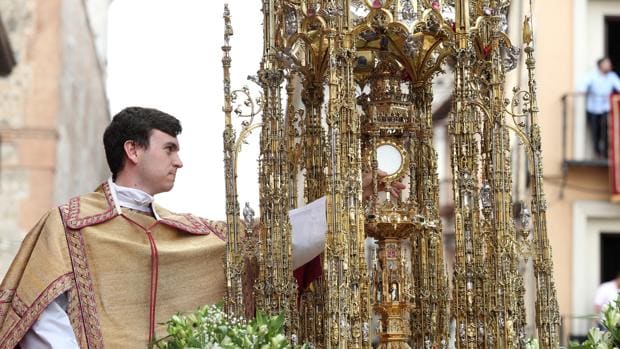 llenadabarreira's tweet photo. 4/10
La custodia es la pieza donde se deposita la #SagradaForma para mostrarla a los #fieles, una suerte de #relicario donde admirar la hostia convertida en “Carne de Cristo” tras la invocatio del sacerdote. Y este receptáculo también se le denomina #Ostensorio u #Hostiario. https://t.co/pRQAaSPswD