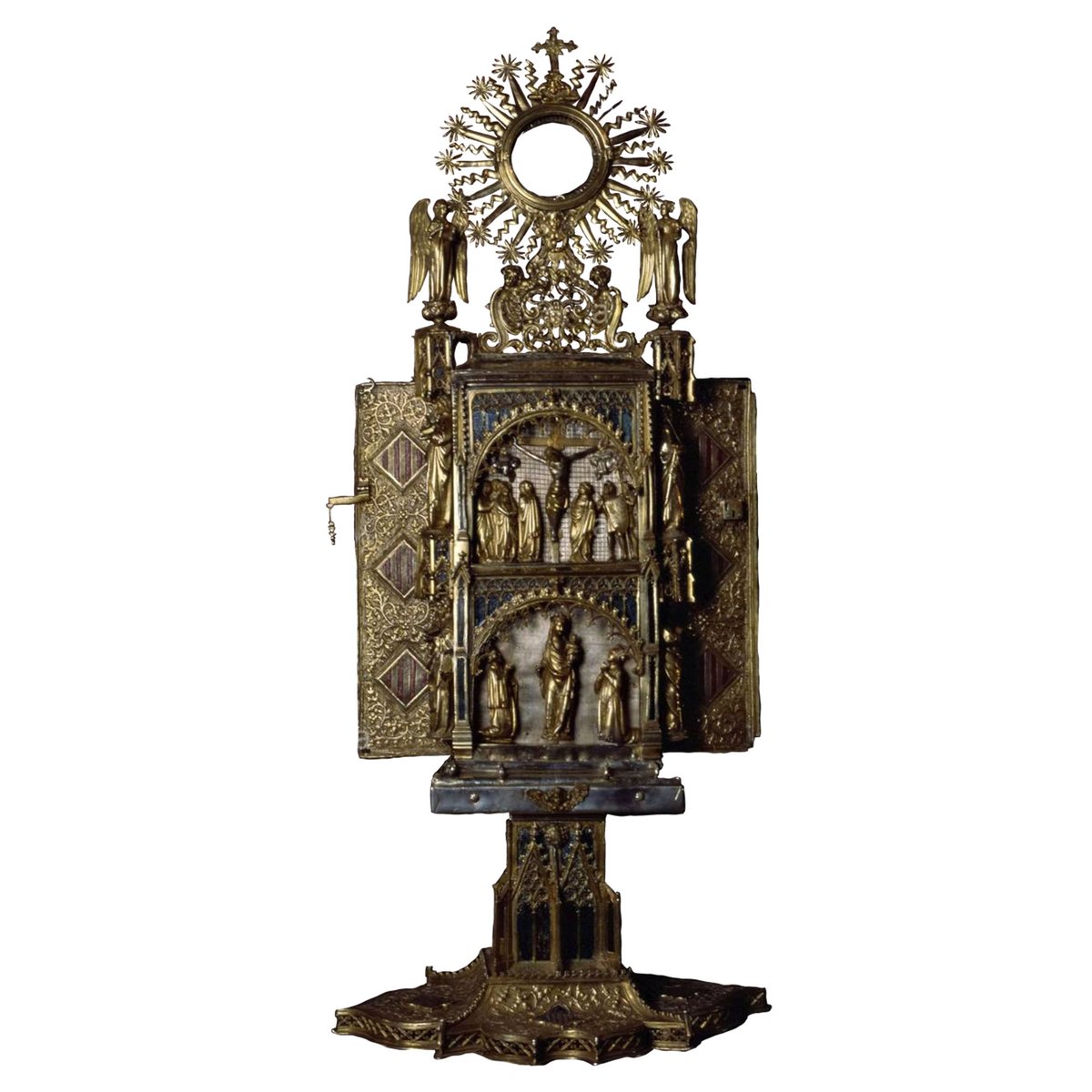 llenadabarreira's tweet photo. 4/10
La custodia es la pieza donde se deposita la #SagradaForma para mostrarla a los #fieles, una suerte de #relicario donde admirar la hostia convertida en “Carne de Cristo” tras la invocatio del sacerdote. Y este receptáculo también se le denomina #Ostensorio u #Hostiario. https://t.co/pRQAaSPswD