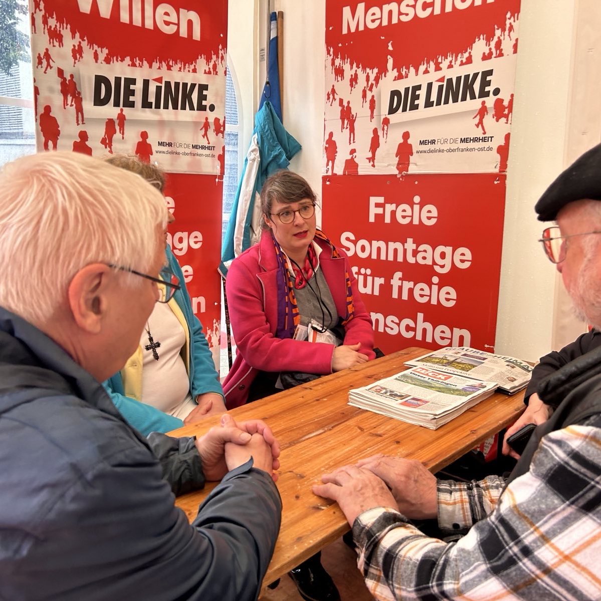 „Freie Sonntage für freie Menschen“: Unsere Landesvorsitzende Ulrike @GrosseRoethig in der Diskussion mit Linken Christ*innen beim #Katholikentag in #Erfurt über Glaube & Religion und mit unserem Ministerpräsident @bodoramelow am Stand der @rosaluxstiftung. #UnserThüringen #linke