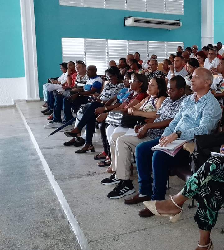 #CubaMined En los seminarios de preparación con directores de centros se precisaron elementos importantes relacionados La concepción de los seminarios de preparación a nivel de institución educativa . La atención prioridad con la política integral de atención a la niñez