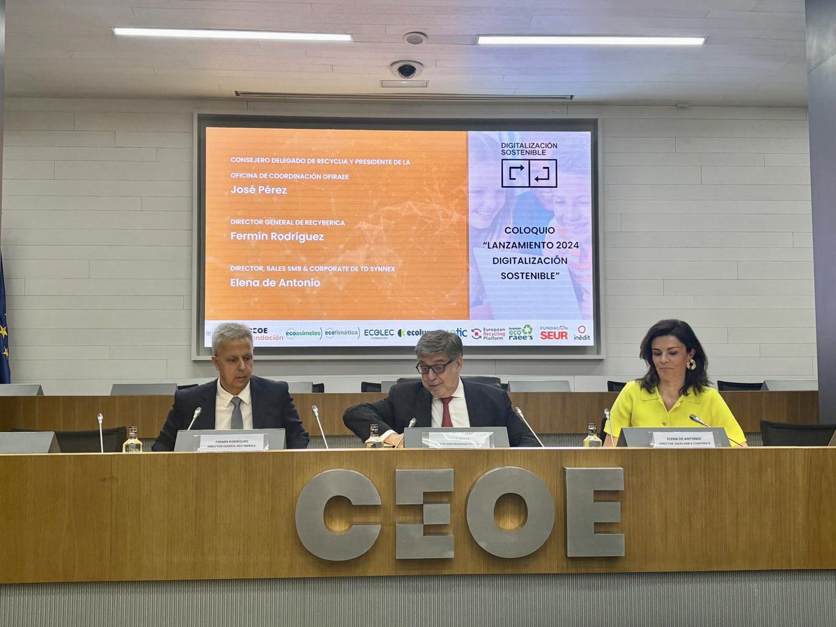recyclia's tweet photo. En las presentación de resultados de la campaña “Digitalización Sostenible” impulsada por @Fundacion_Ceoe  y los sistemas de gestión de #Raee. Nuestro CEO, José Pérez García moderando una mesa redonda como presidente de #Ofiraee junto a directores @recyberica y TD SYNNEX. https://t.co/q5fK6pUDA2