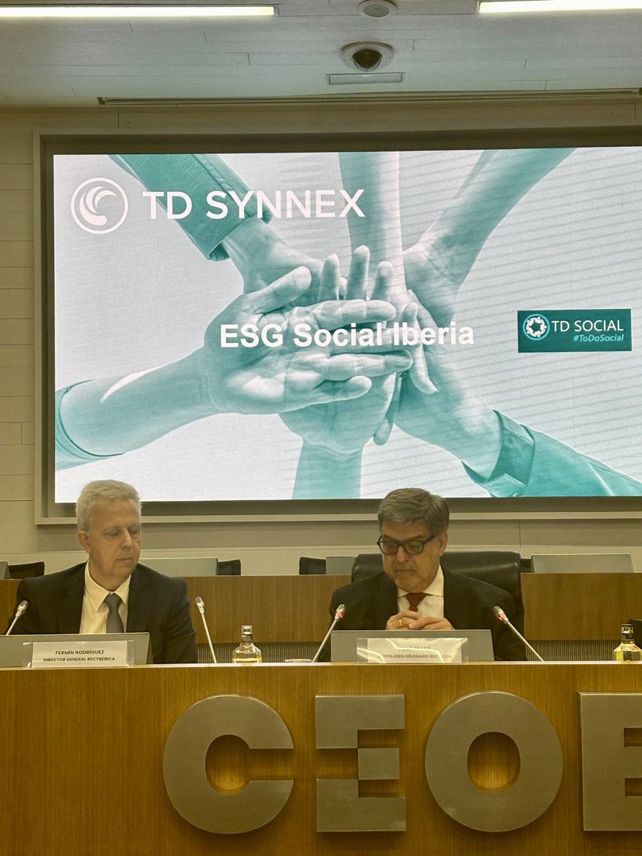 recyclia's tweet photo. En las presentación de resultados de la campaña “Digitalización Sostenible” impulsada por @Fundacion_Ceoe  y los sistemas de gestión de #Raee. Nuestro CEO, José Pérez García moderando una mesa redonda como presidente de #Ofiraee junto a directores @recyberica y TD SYNNEX. https://t.co/q5fK6pUDA2