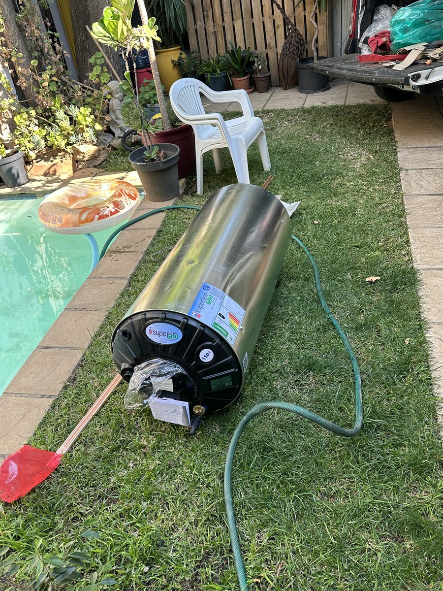 PhilMphela's tweet image. Tjo first time dealing with insurance and things are done proper and promptly. 

Well, they had promised to come fix the damn thing yesterday, but I forgive them, izolo was a special day. 

One stressful situation abated, now let’s ride this election results stress wave. 🤦🏾‍♂️