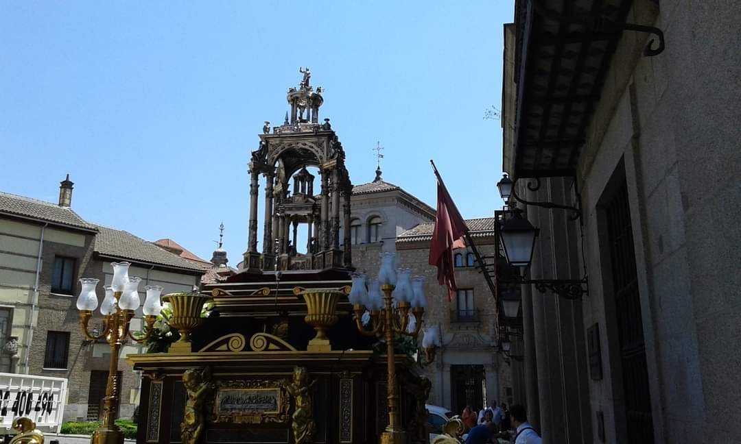 Hoy es el día del Corpus Christi en el cual hasta el siglo XVIII procesionaba por las calles de Madrid la llamada tarasca, una carroza con un monstruo que representaba al mal frente a la custodia que llevaba al Santísimo Sacramento. #corpus #corpuschristi