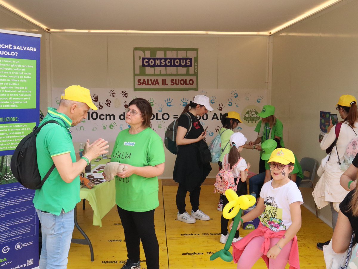cpsavesoil's tweet photo. Bubbling with infectious enthusiasm, these youthful ambassadors of Conscious Planet and Plant for the Planet delivered a powerful message: "10cm of soil = 2,000 years." https://t.co/gcP79d0vWI