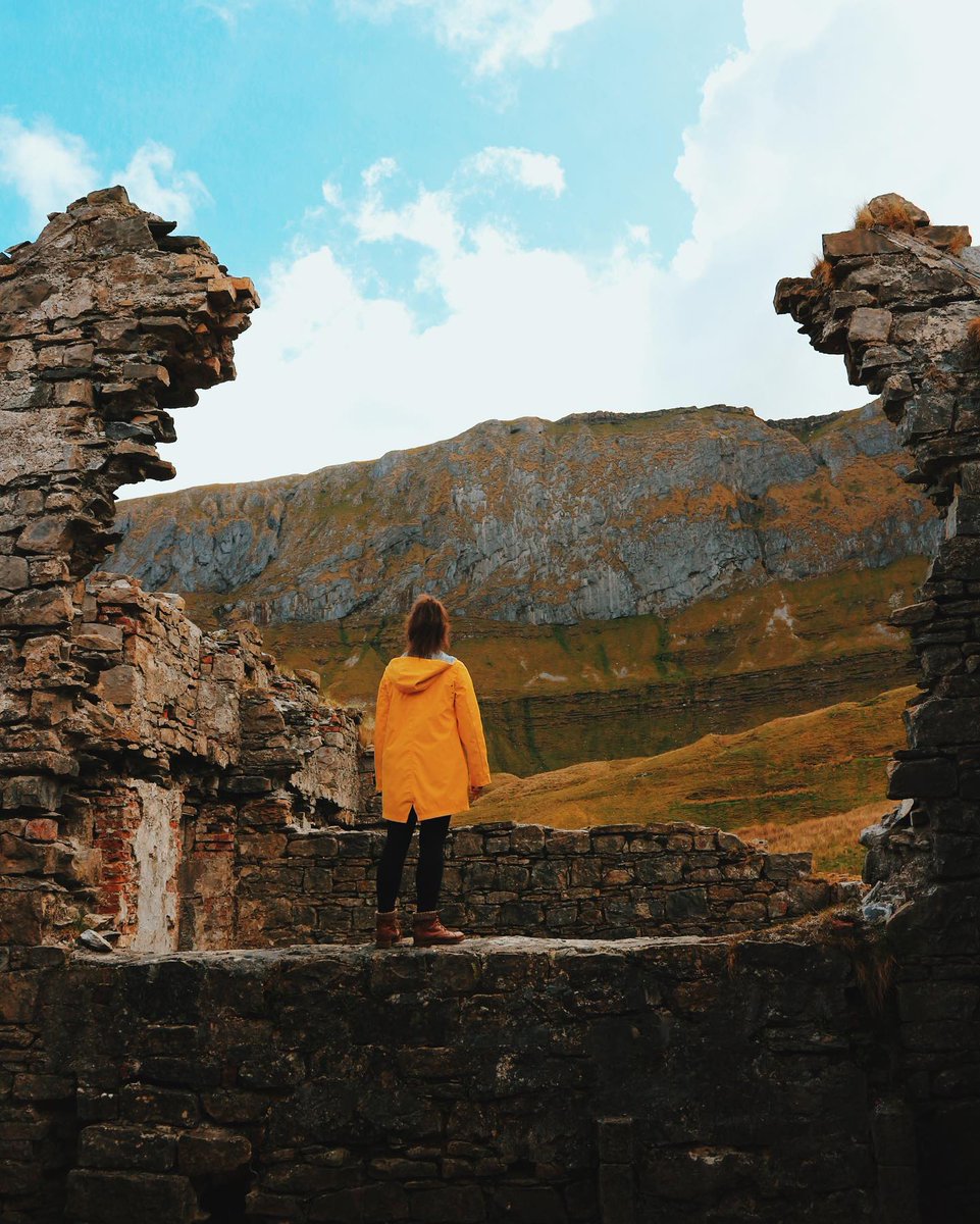 School's out for summer! Time to start thinking about that trip to Gleniff Horseshoe Valley and uncovering ruins like this 1800s schoolhouse 🎓👀 Start planning your Sligo getaway: bit.ly/4anhcqc 📸 sashaferg [IG] #KeepDiscovering #WildAtlanticWay