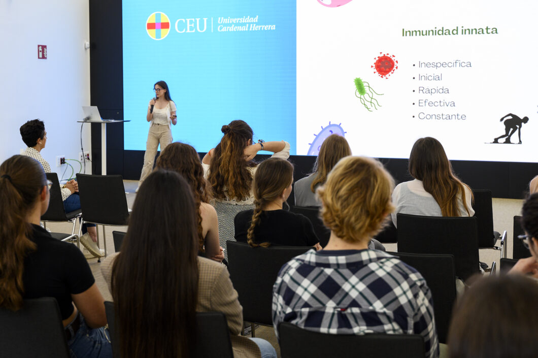 🧪 La Universidad CEU Cardenal Herrera ha acogido la I Jornada “Los alumnos también divulgamos la Ciencia” en la que han participado estudiantes de primer curso del Grado en Veterinaria, con el objetivo de promover el interés de los futuros profesionales por la divulgación