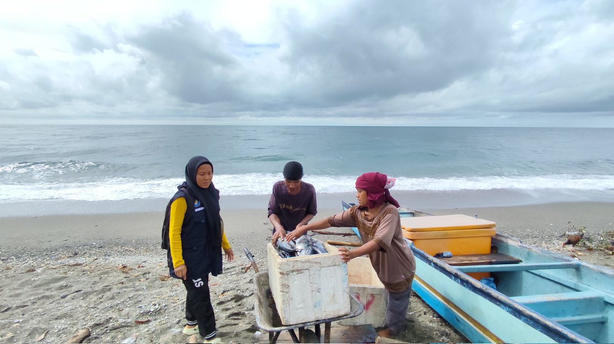 Selasa (07/05) Frida Damayanti Luhkan Kab. Buru, mendata hasil tangkapan  ikan cakalang nelayan Ahnan Tarani Ds. Wamlana, 50kg, harga Rp 20.000/kg
#luhlapor 
#GiatLuhkanSatminkalAmbon 
@BP3_Ambon