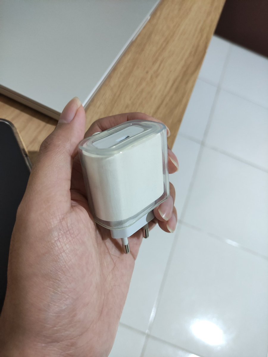 iqqqbalmu's tweet photo. Baru nyadar udah 3 tahun lebih belum pernah ganti casan iPhone dari pertama kali beli

Tau gak apa yang gue lakuin biar chargeran awet dan gak gampang rusak?

Pertama, JANGAN PERNAH... https://t.co/NQDUqtXBJD