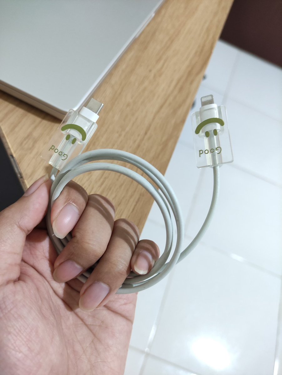 iqqqbalmu's tweet photo. Baru nyadar udah 3 tahun lebih belum pernah ganti casan iPhone dari pertama kali beli

Tau gak apa yang gue lakuin biar chargeran awet dan gak gampang rusak?

Pertama, JANGAN PERNAH... https://t.co/NQDUqtXBJD