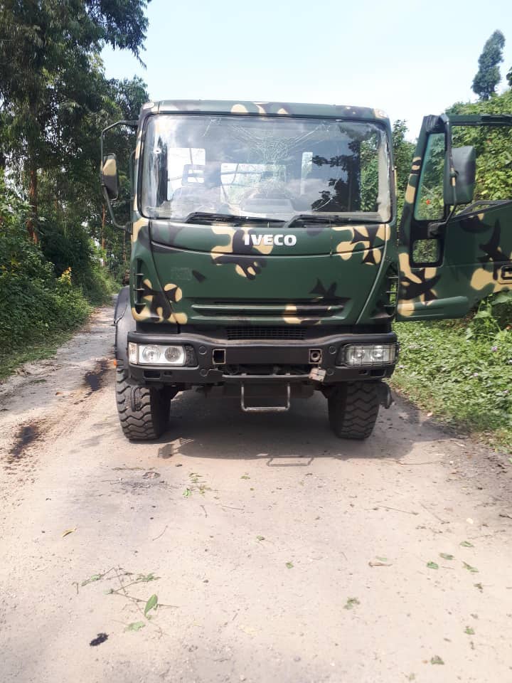 SugiraMireille's tweet photo. 🔥#SAKE: Voici le commentaire de @bbisimwa de l'#AllianceFleuveCongo après la débâcle des soldats sud africains de la @SADC_news qui ont fui le front en abandonnant des véhicules blindés et autres équipements militaires:

"Nous ne sommes pas comme eux pour nous vanter des leçons que nous administrons aux uns et aux autres.   Nous avons décidé de rester humains mais stricts et fermes parce que nous sommes convaincus que notre pays et notre peuple méritent mieux que l’euphorie triomphaliste.   

La plus belle victoire à offrir à notre peuple, notre pays et dont nous pourrions être fiers à chanter et crier sur les toits, les collines et les vallées le moment venu est celle de l’imposition de la paix, de la sécurité pour tous, de la réconciliation nationale et de la convivialité entre toutes nos communautés.   

Ainsi, plus jamais un seul compatriote ne serait contraint de fuir son pays à cause de ses origines, son appartenance ethnique, son faciès, etc.   

Bref, nous rêvons de changer notre histoire, créer une nouvelle identité nationale susceptible d’offrir à nos enfants, aux générations présentes et futures des nouvelles opportunités."

CESSEZ DE VOUS HUMILIER, Il est temps pour faire la paix maintenant ...✍️