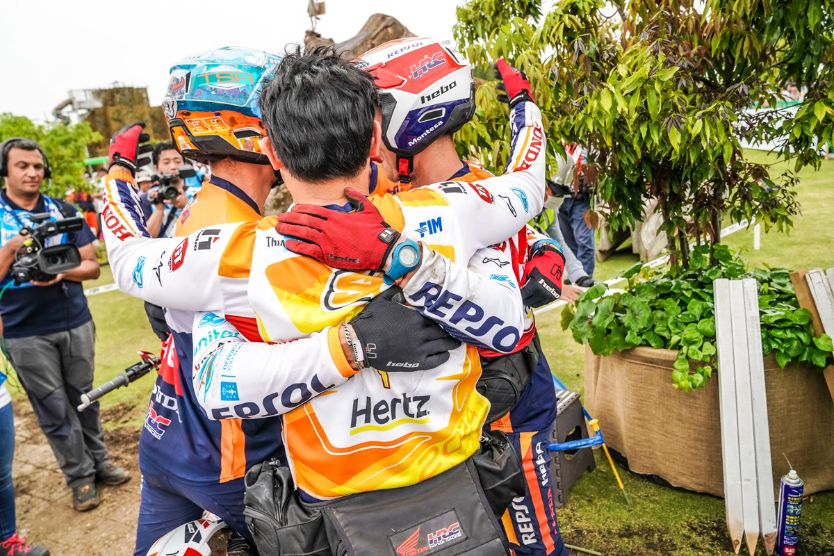 Shared happiness is double happiness! 🤩

#RepsolHondaTeam #HondaRacingCorporation #ToniBou #GabriMarcelli