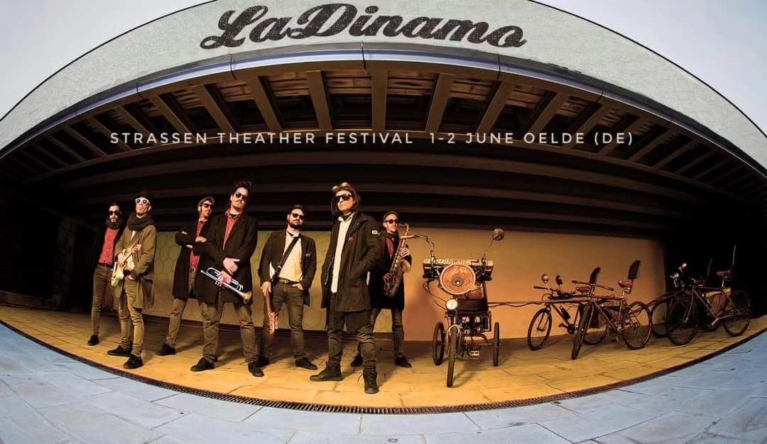 ladinamomusic's tweet photo. Hallo Funkers!
Wir freuen uns Ihnen mitteilen zu können, dass wir am 1 und 2 Juni (Samstag und Sonntag) beim Straßentheaterfestival #Oelde (Deutschland) dabei sein werden.
Wir sehen uns dort!
Der Funk ist auf der Straße!!!
📷 @mario_olmoss
#musiconcycles #funkybikeband #funk https://t.co/VoadKeeCLg