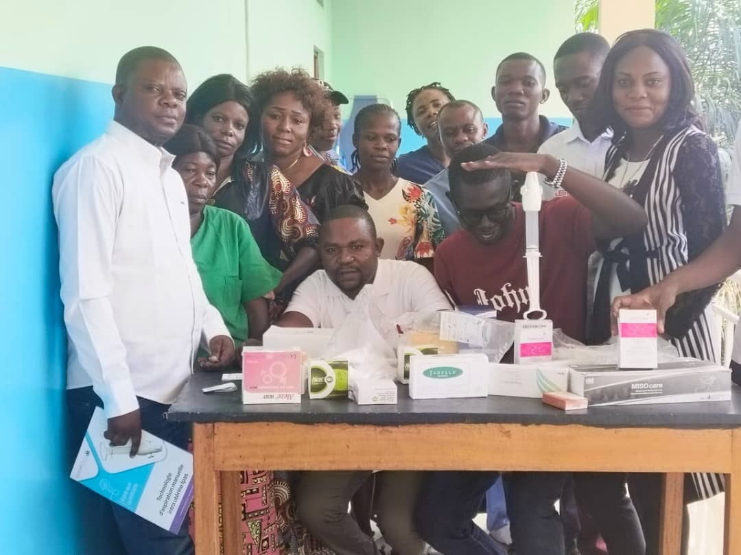 dkt_rd's tweet image. Notre équipe PF Bandundu s&apos;est rendue à la Clinique Universitaire de Kikwit pour partager notre engagement envers la santé reproductive en RDC. 🏥 

Avec la participation des professionnels de santé 👩‍⚕️👨‍⚕️ et des étudiants 📚.
#DKTRDC #SantéReproductive #FormationMédicale