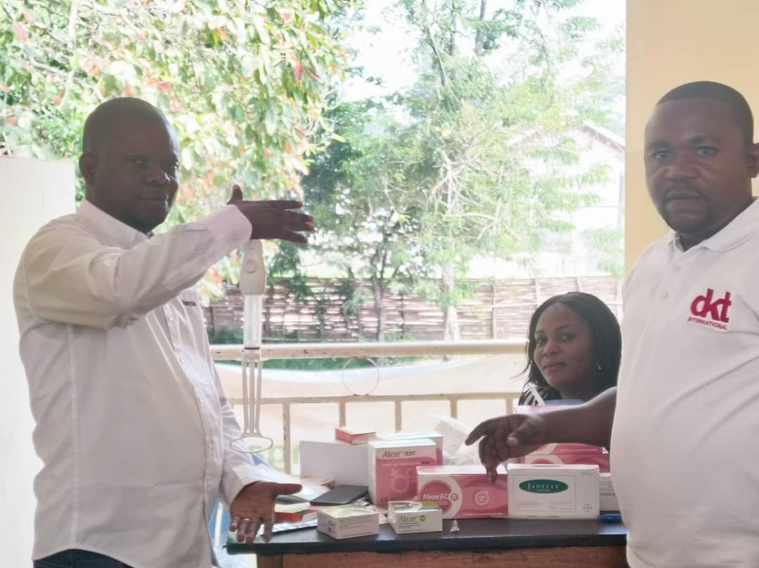 dkt_rd's tweet image. Notre équipe PF Bandundu s&apos;est rendue à la Clinique Universitaire de Kikwit pour partager notre engagement envers la santé reproductive en RDC. 🏥 

Avec la participation des professionnels de santé 👩‍⚕️👨‍⚕️ et des étudiants 📚.
#DKTRDC #SantéReproductive #FormationMédicale