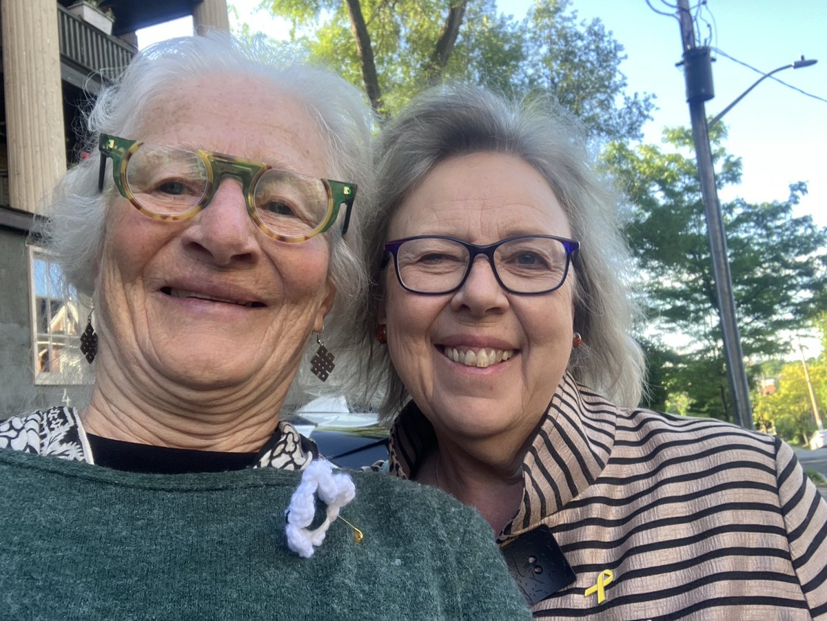 kathrinwinkler's tweet photo. ☮️ caravan Halifax takes a wrong turn in Ottawa and look who had time for a 🤗! Love the universe..@VOWPeace @AndyFillmoreHFX @WILPF @ellenwoodsworth @EcologyAction getting home for #1792Project with @girlguidesofcan https://t.co/bTljs4j9yJ
